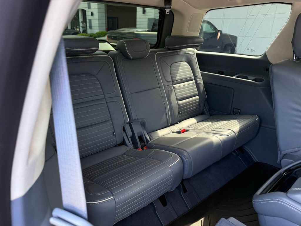 Lincoln Navigator Vehicle Full-screen Gallery Image 22