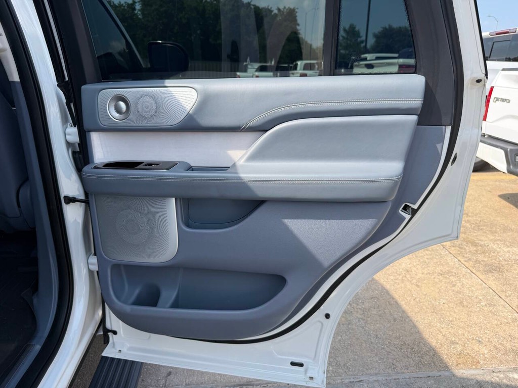 Lincoln Navigator Vehicle Full-screen Gallery Image 23