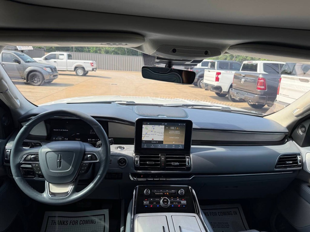 Lincoln Navigator Vehicle Full-screen Gallery Image 24