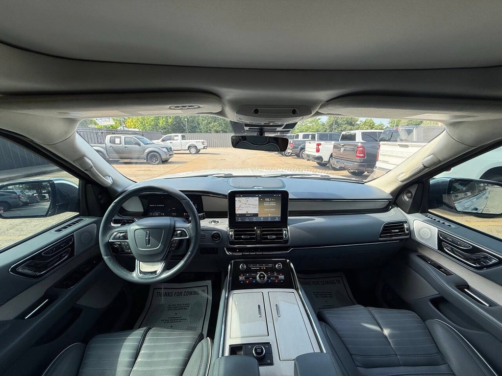Lincoln Navigator Vehicle Full-screen Gallery Image 25