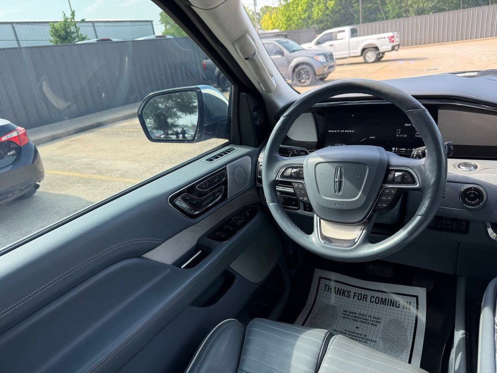 Lincoln Navigator Vehicle Full-screen Gallery Image 26