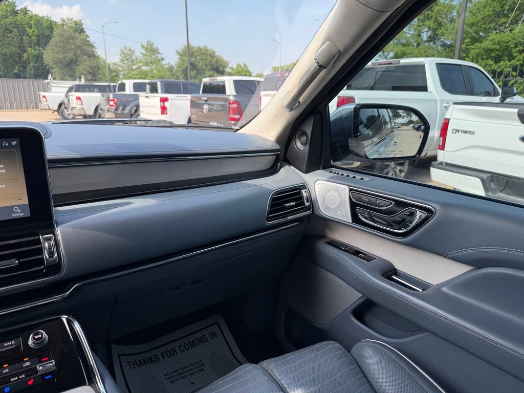 Lincoln Navigator Vehicle Full-screen Gallery Image 27