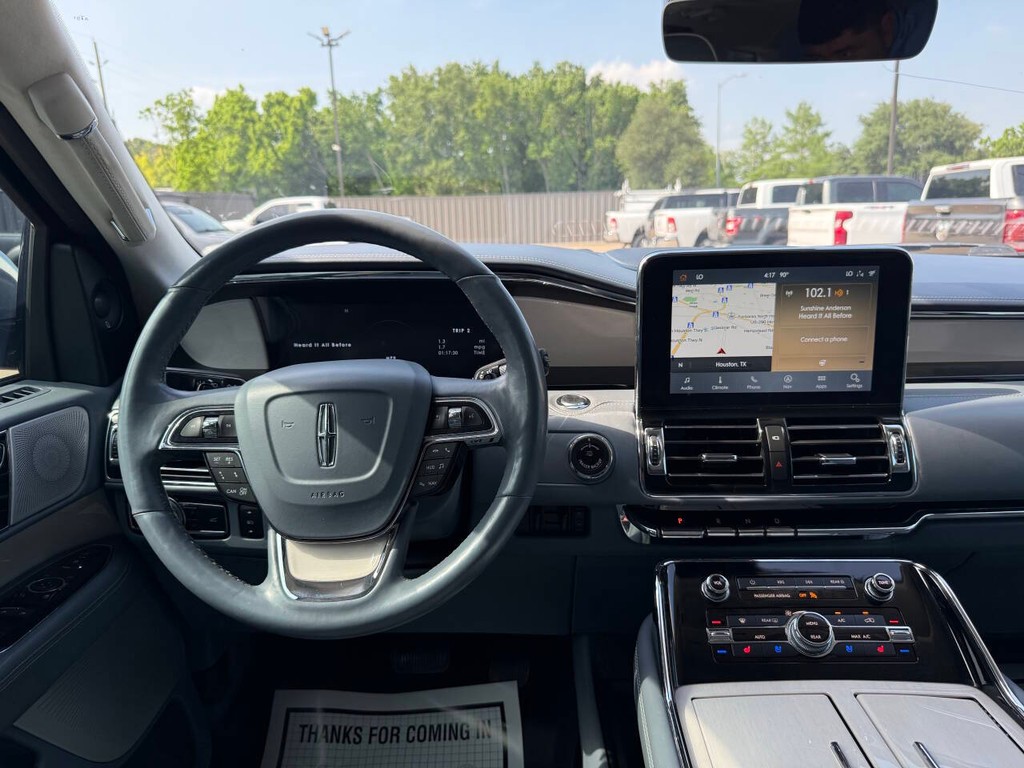 Lincoln Navigator Vehicle Full-screen Gallery Image 28