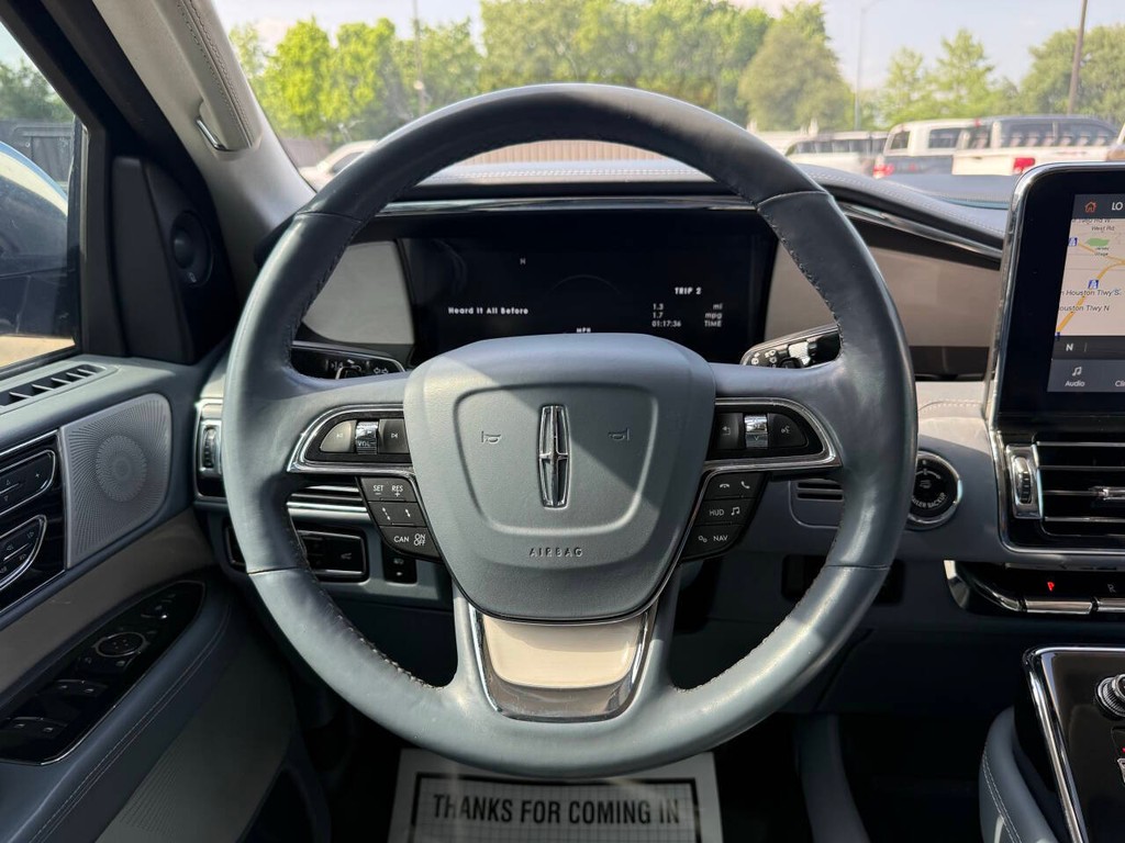 Lincoln Navigator Vehicle Full-screen Gallery Image 29