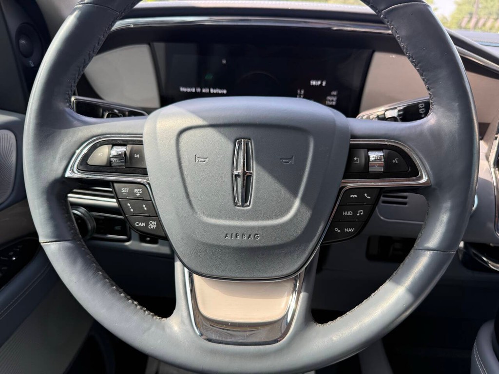 Lincoln Navigator Vehicle Full-screen Gallery Image 30
