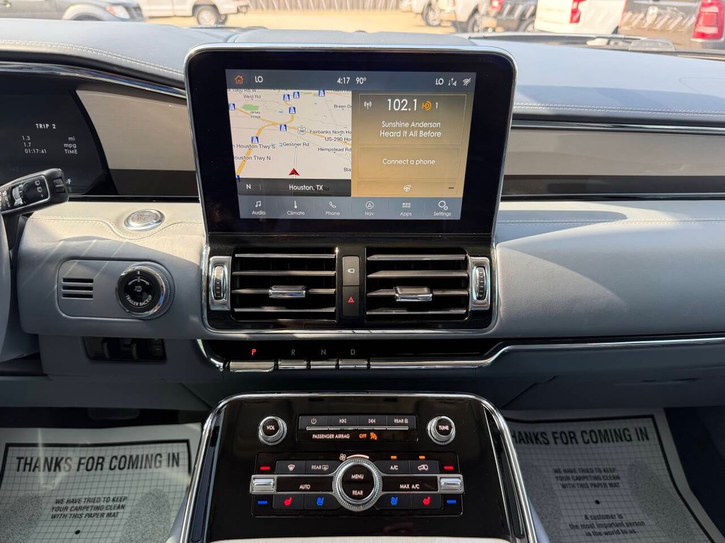 Lincoln Navigator Vehicle Full-screen Gallery Image 31