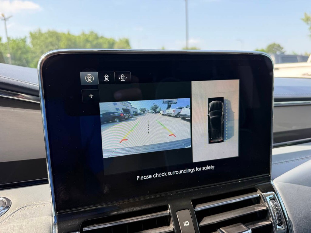 Lincoln Navigator Vehicle Full-screen Gallery Image 34