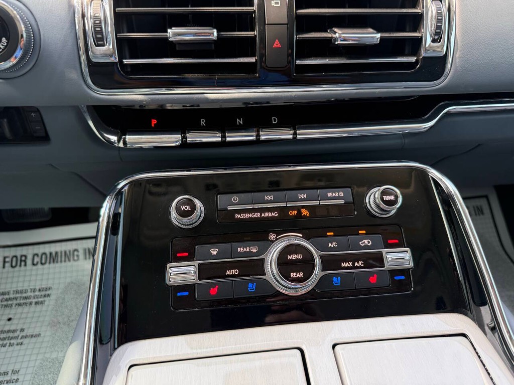 Lincoln Navigator Vehicle Full-screen Gallery Image 35