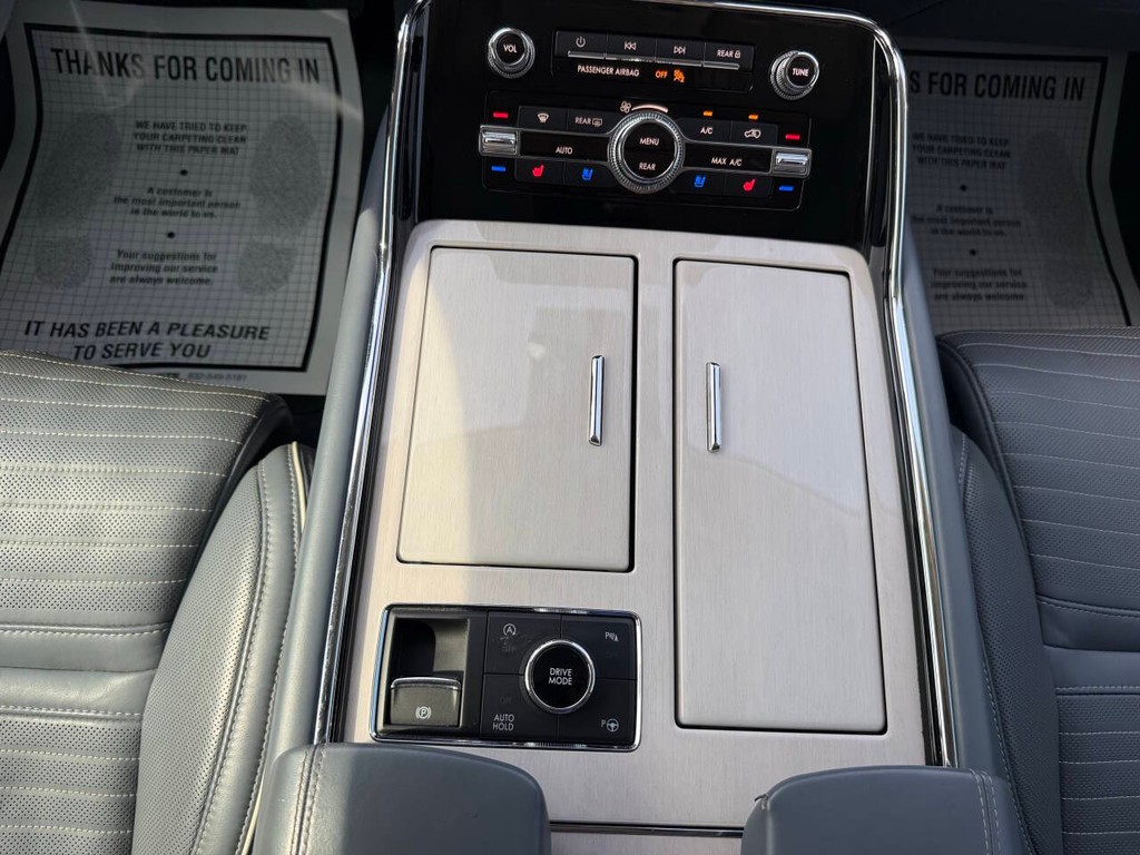 Lincoln Navigator Vehicle Full-screen Gallery Image 36