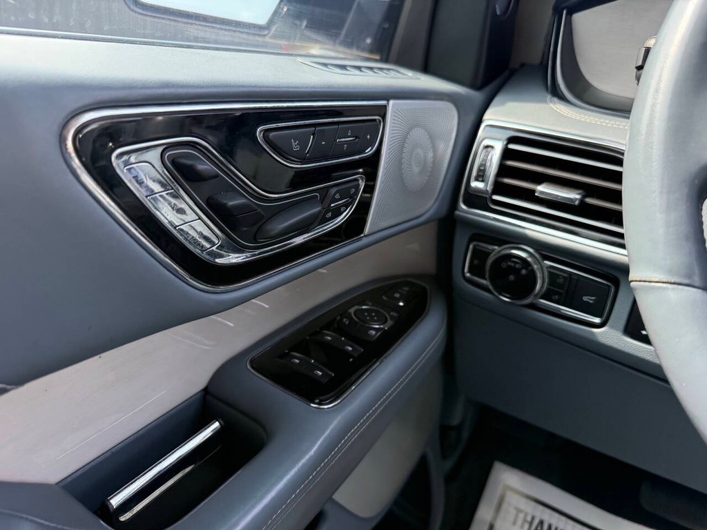 Lincoln Navigator Vehicle Full-screen Gallery Image 37