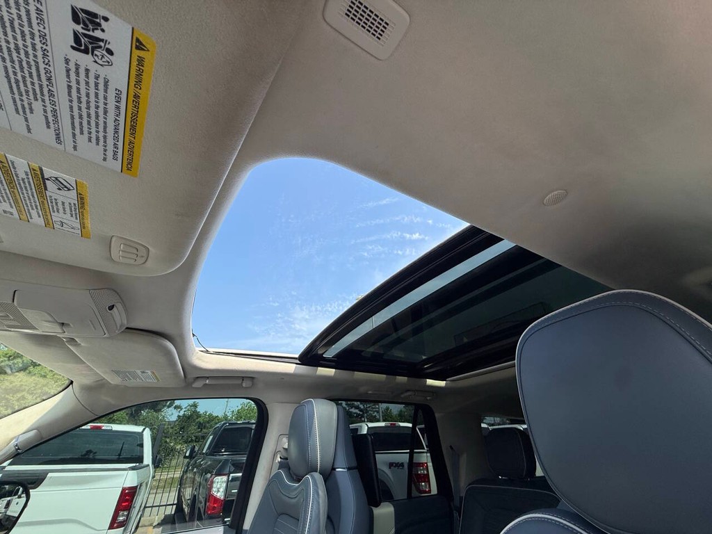 Lincoln Navigator Vehicle Full-screen Gallery Image 38