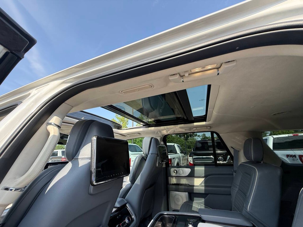 Lincoln Navigator Vehicle Full-screen Gallery Image 39