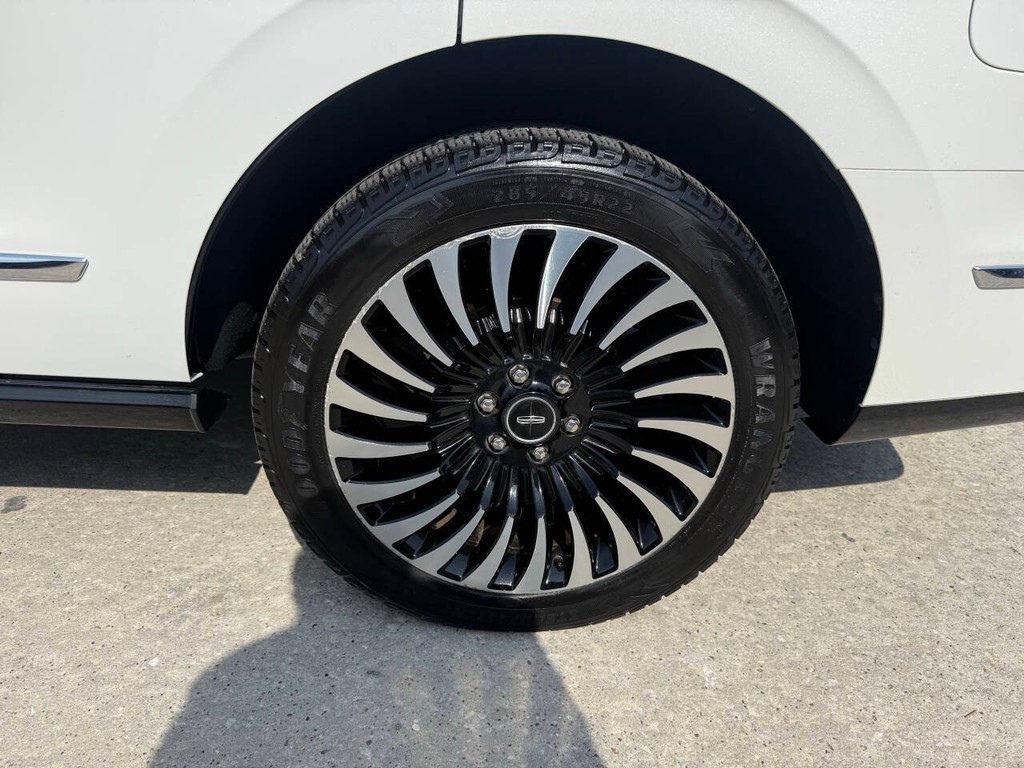 Lincoln Navigator Vehicle Full-screen Gallery Image 44