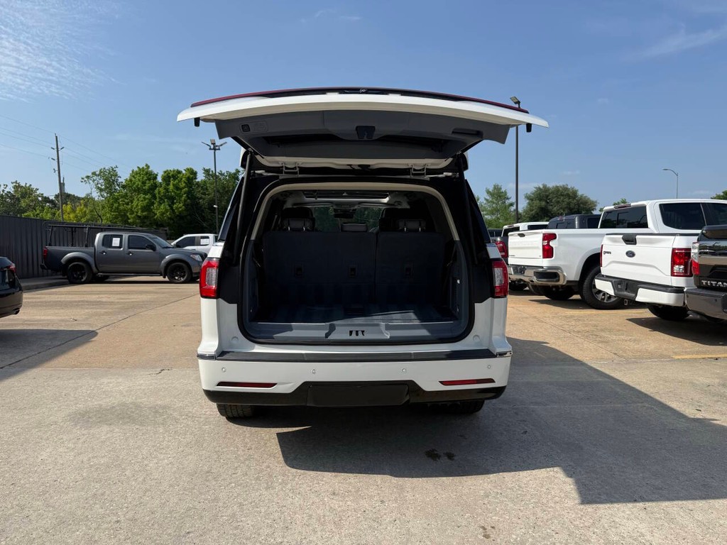 Lincoln Navigator Vehicle Full-screen Gallery Image 45