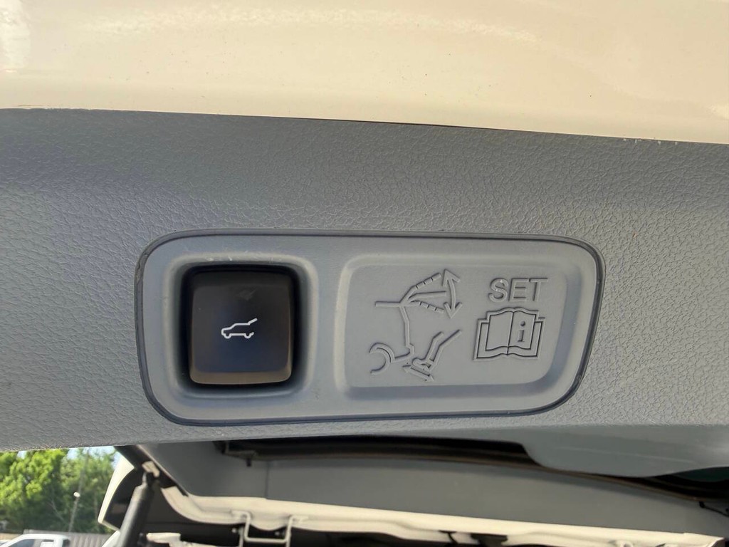 Lincoln Navigator Vehicle Full-screen Gallery Image 46