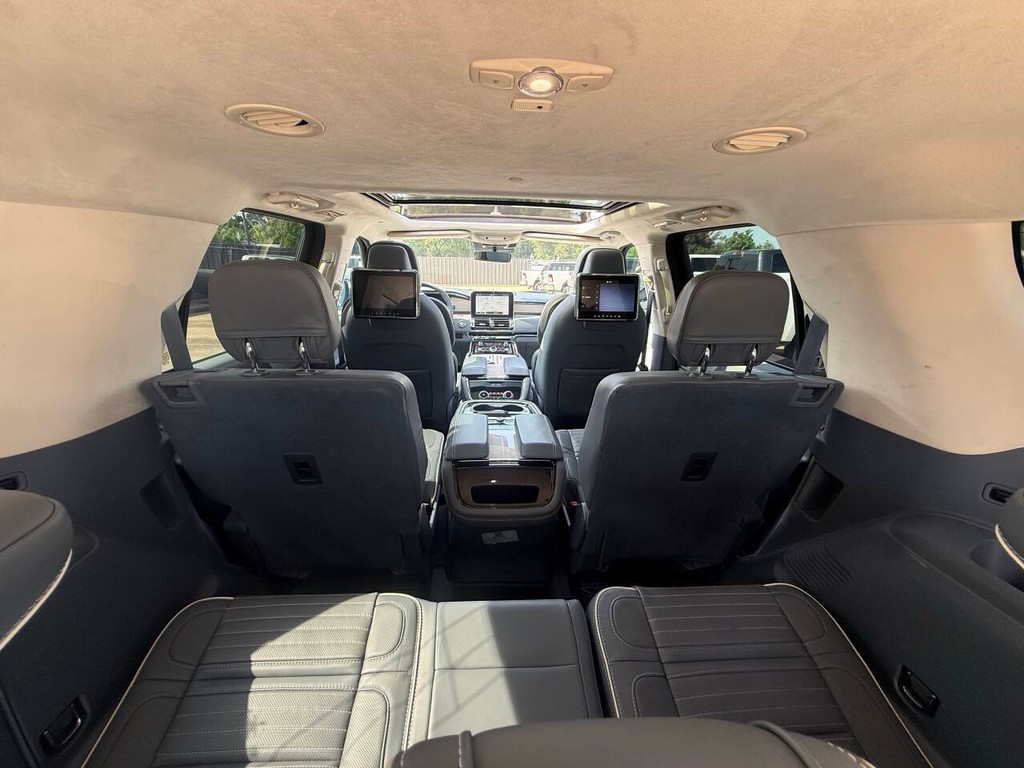 Lincoln Navigator Vehicle Full-screen Gallery Image 47