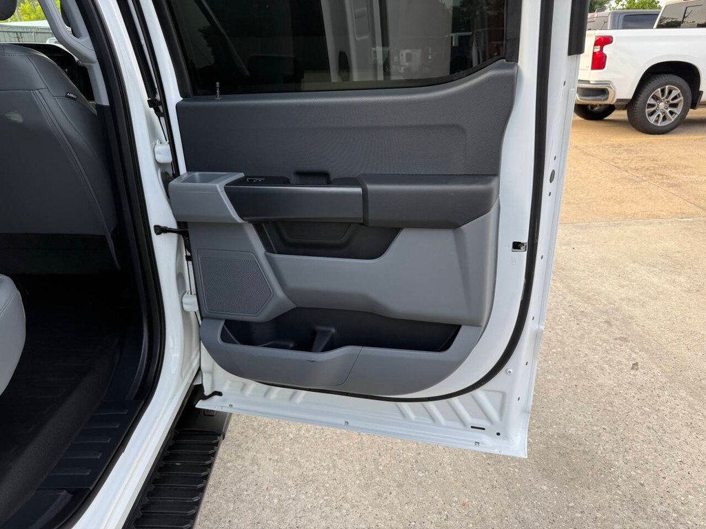 Ford F-150 Vehicle Full-screen Gallery Image 16