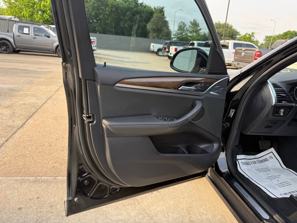 BMW X3 Vehicle Full-screen Gallery Image 08