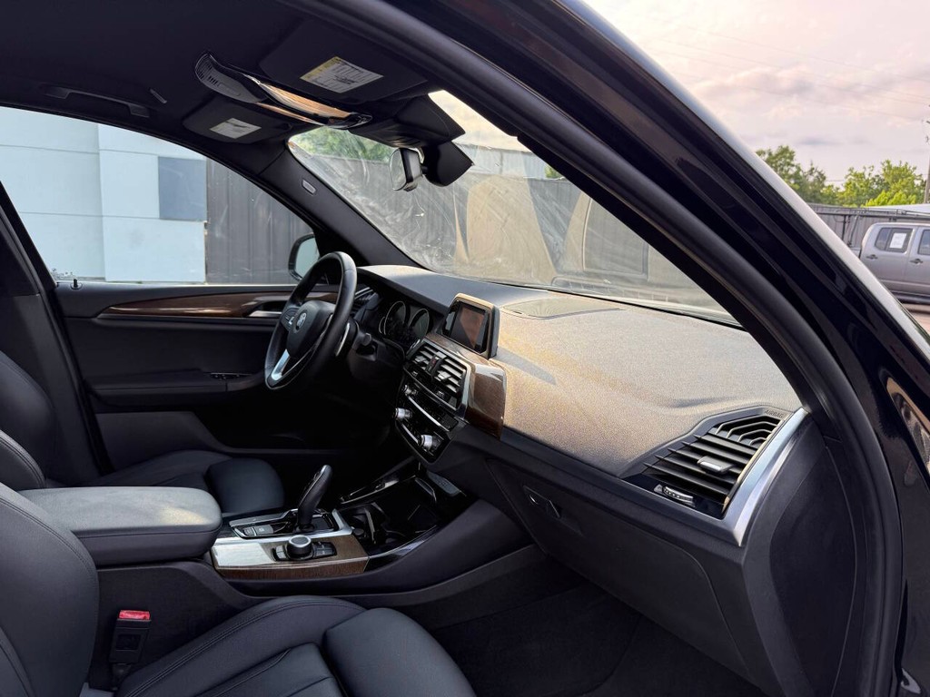 BMW X3 Vehicle Full-screen Gallery Image 09