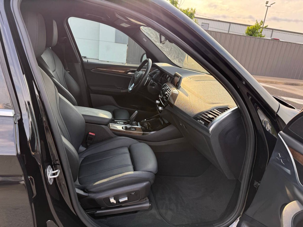 BMW X3 Vehicle Full-screen Gallery Image 10