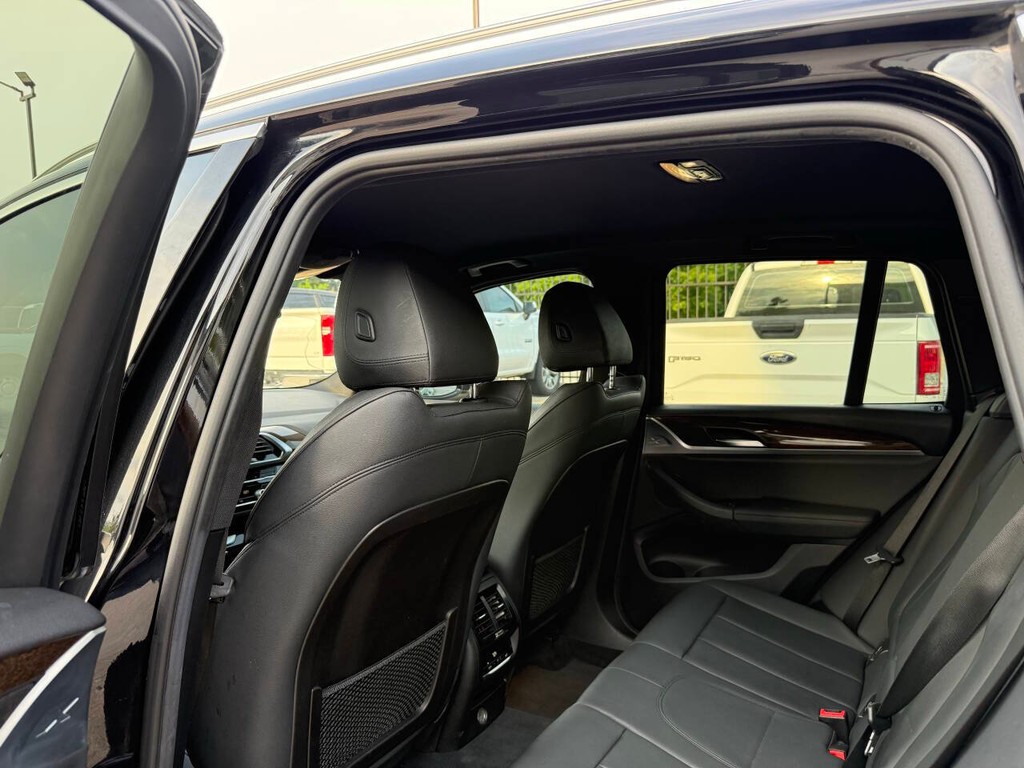 BMW X3 Vehicle Full-screen Gallery Image 12