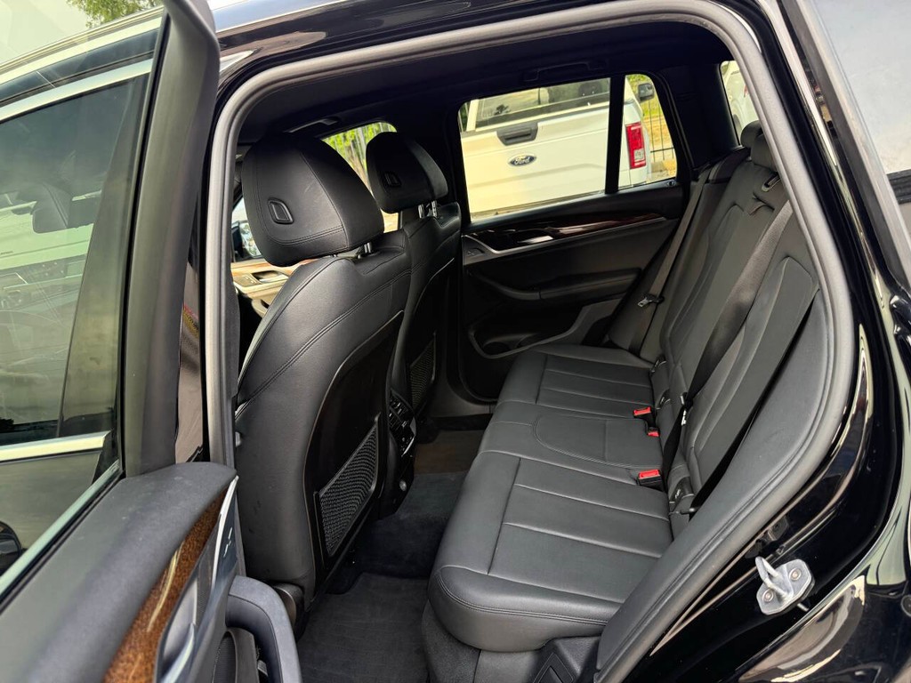 BMW X3 Vehicle Full-screen Gallery Image 13