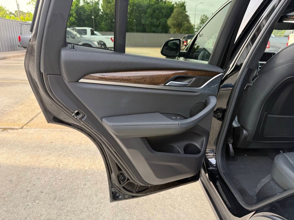 BMW X3 Vehicle Full-screen Gallery Image 14