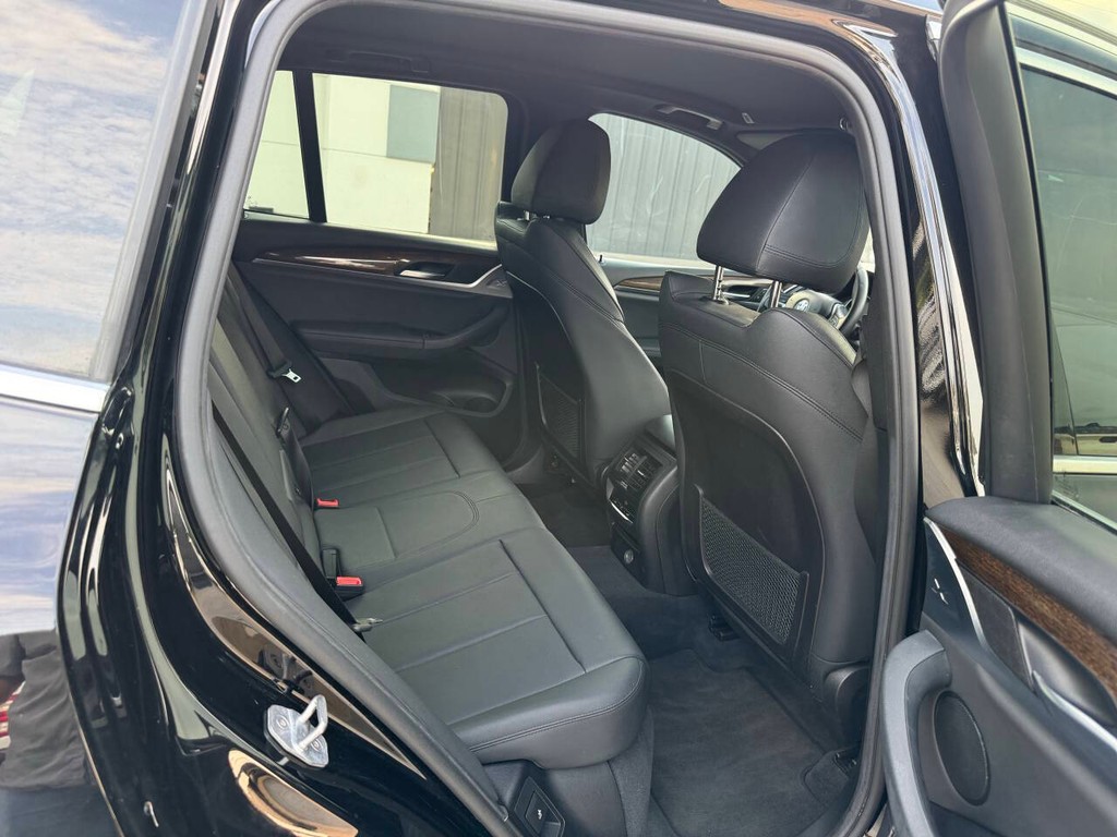 BMW X3 Vehicle Full-screen Gallery Image 15