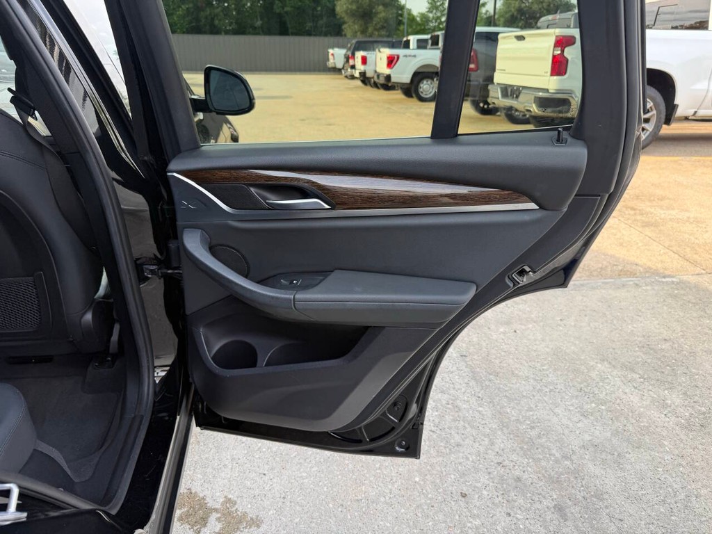 BMW X3 Vehicle Full-screen Gallery Image 16