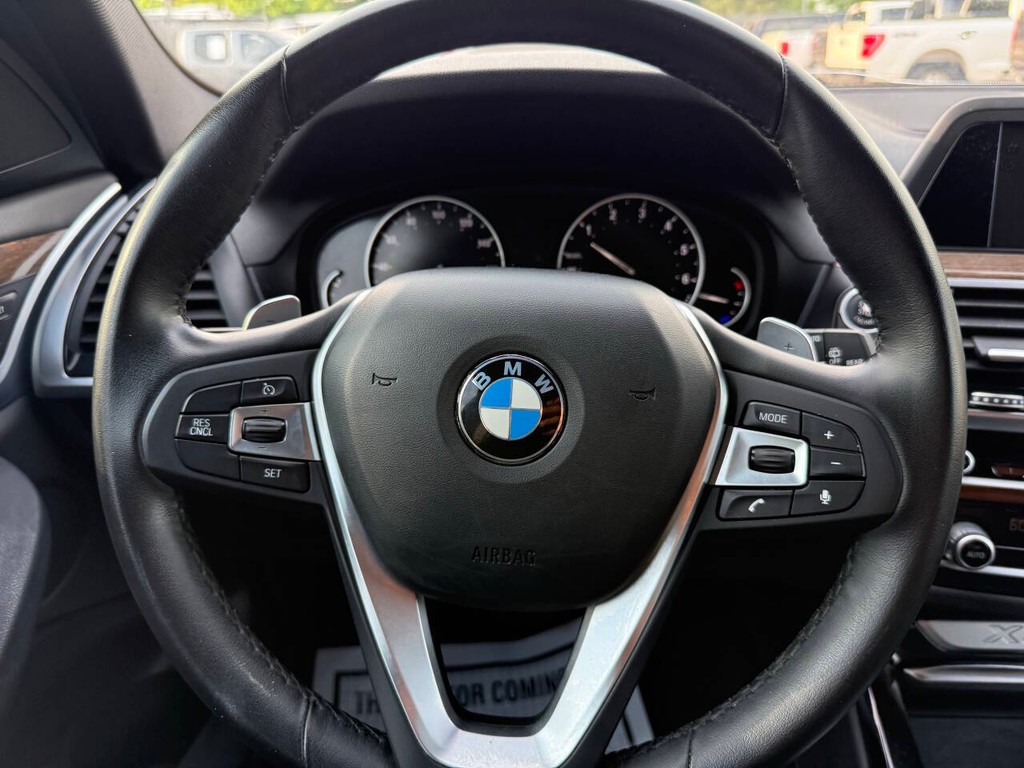 BMW X3 Vehicle Full-screen Gallery Image 23