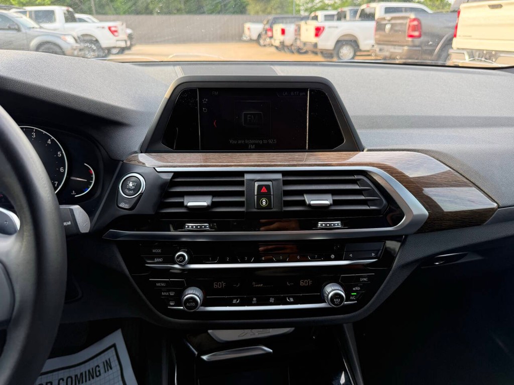 BMW X3 Vehicle Full-screen Gallery Image 25