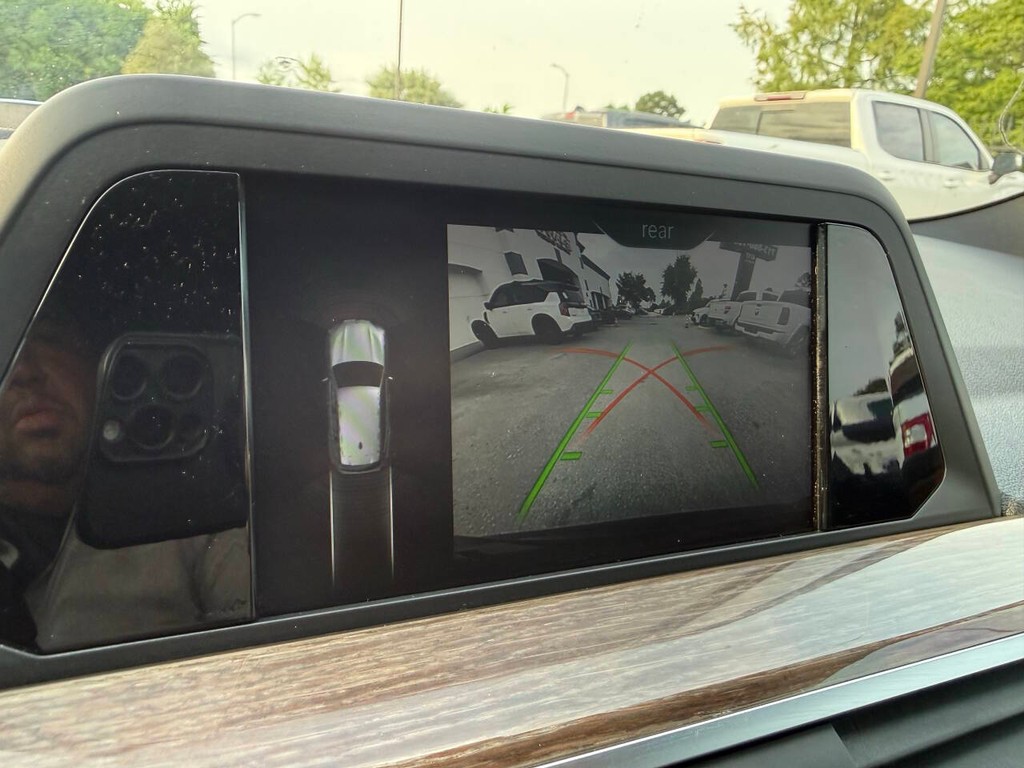 BMW X3 Vehicle Full-screen Gallery Image 26