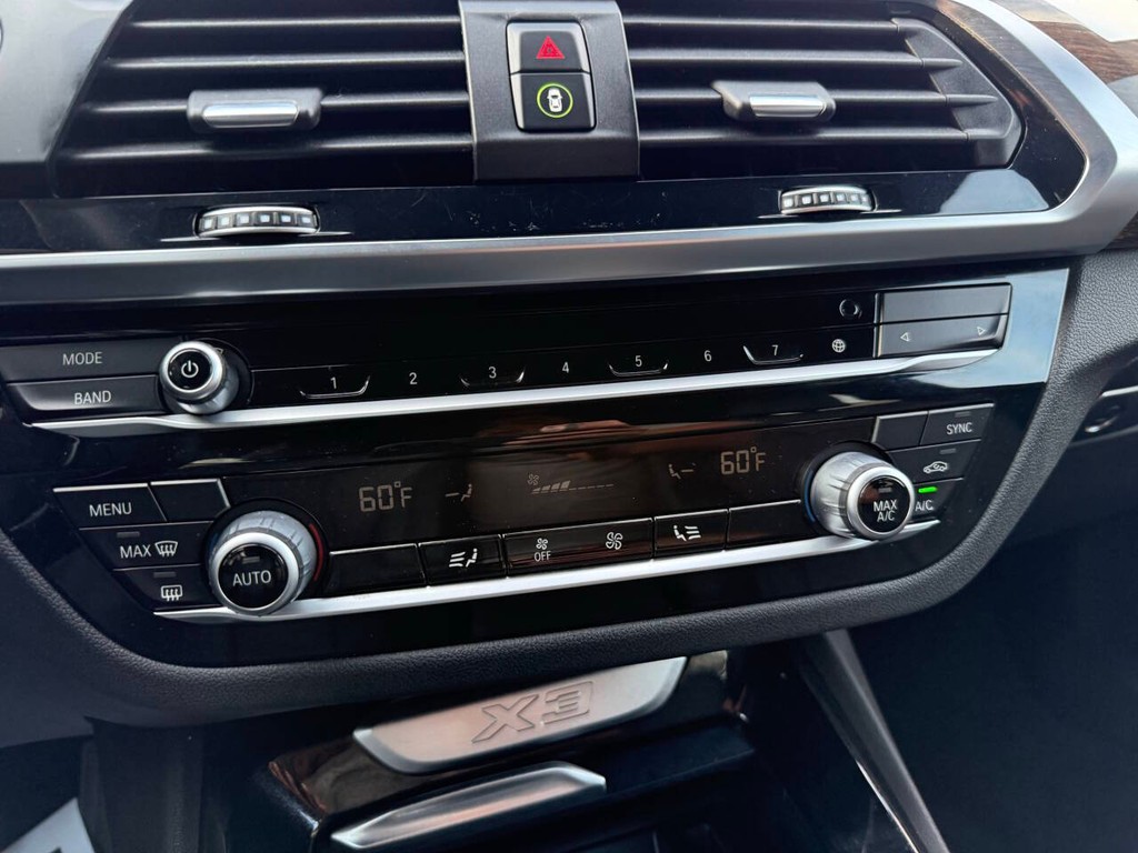 BMW X3 Vehicle Full-screen Gallery Image 28