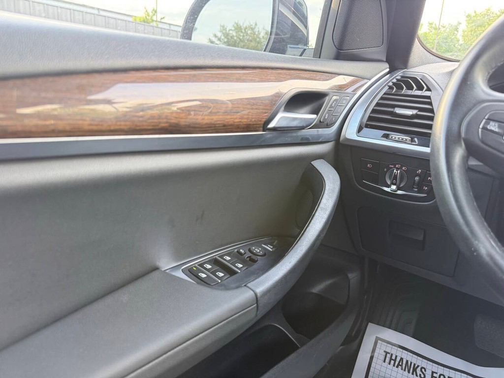 BMW X3 Vehicle Full-screen Gallery Image 30