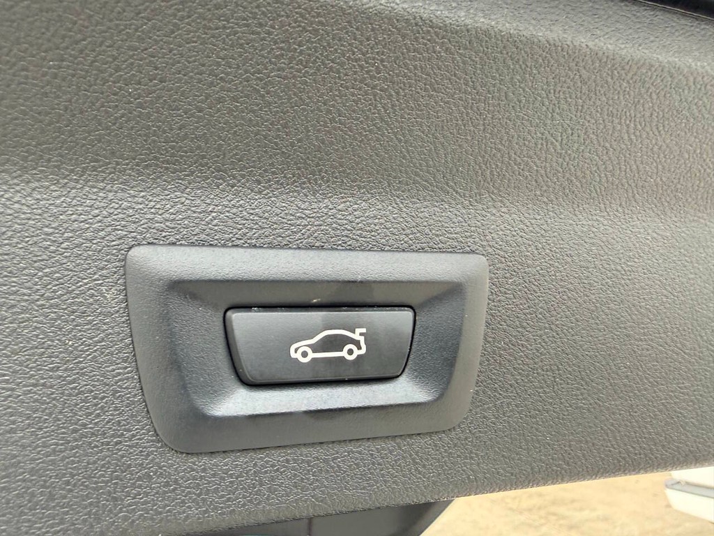 BMW X3 Vehicle Full-screen Gallery Image 37
