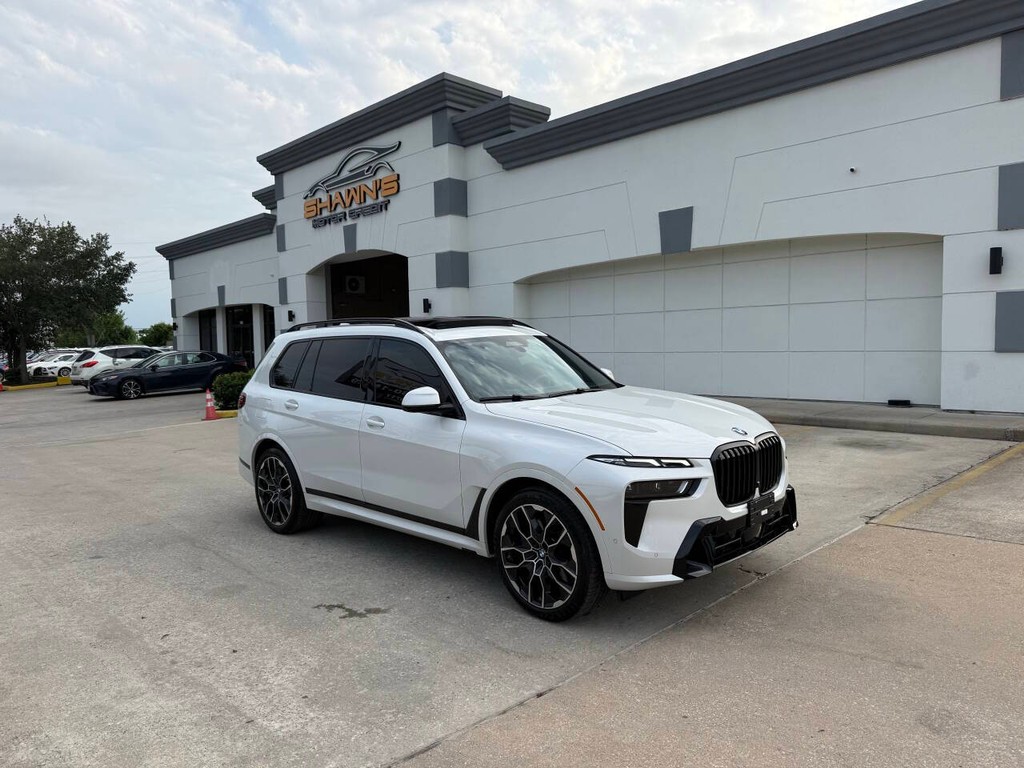 BMW X7 Vehicle Full-screen Gallery Image 02