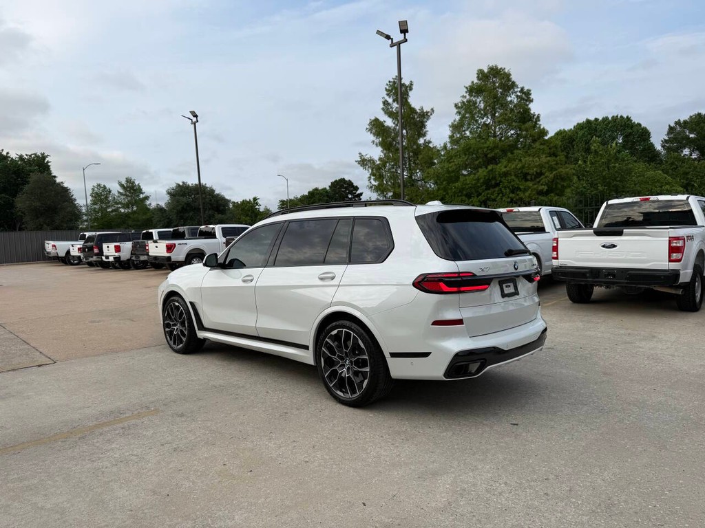 BMW X7 Vehicle Full-screen Gallery Image 04