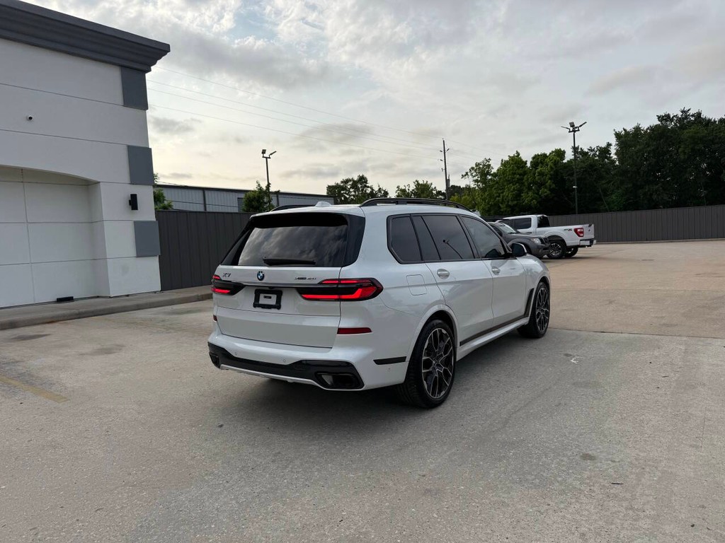BMW X7 Vehicle Full-screen Gallery Image 05