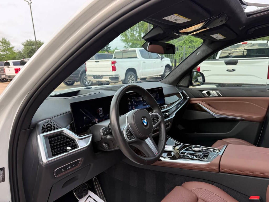 BMW X7 Vehicle Full-screen Gallery Image 06