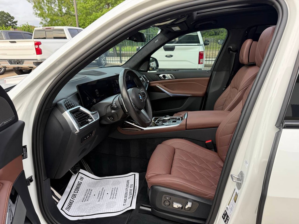 BMW X7 Vehicle Full-screen Gallery Image 07
