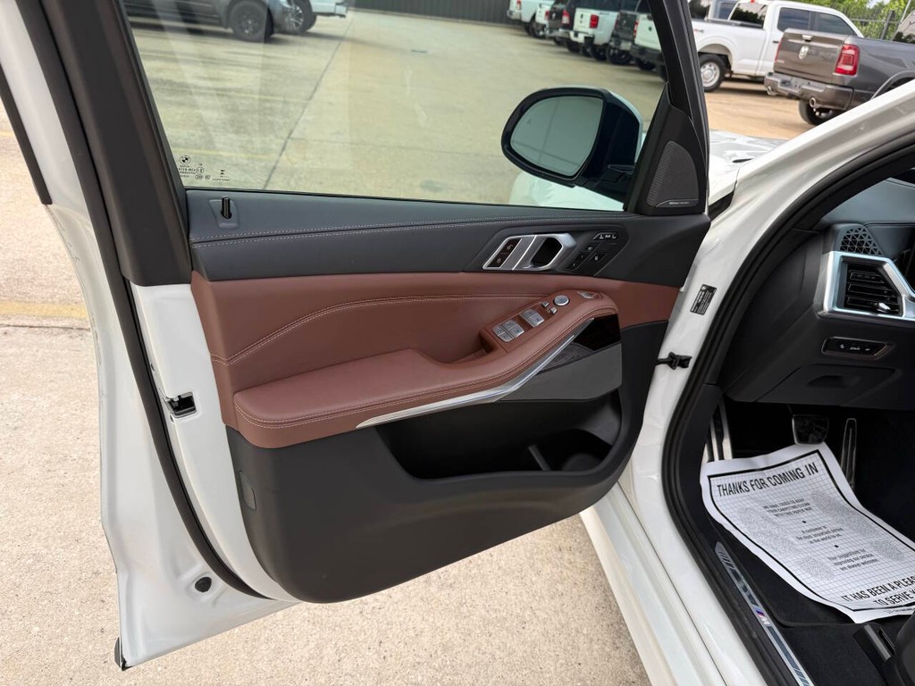 BMW X7 Vehicle Full-screen Gallery Image 08