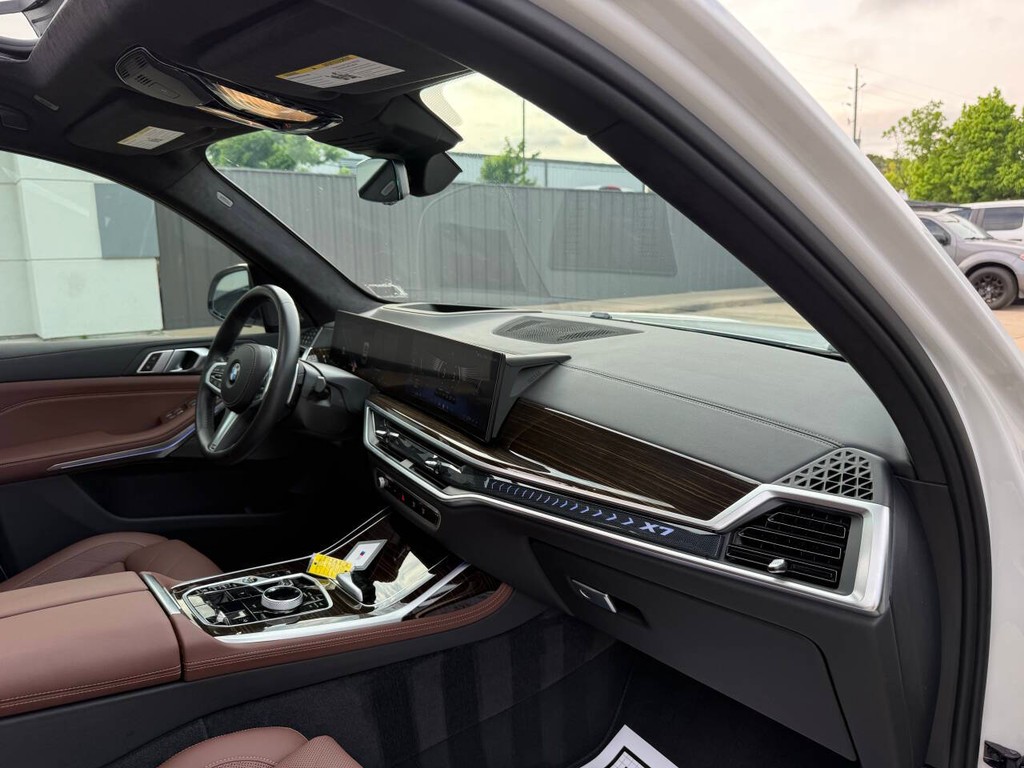 BMW X7 Vehicle Full-screen Gallery Image 09
