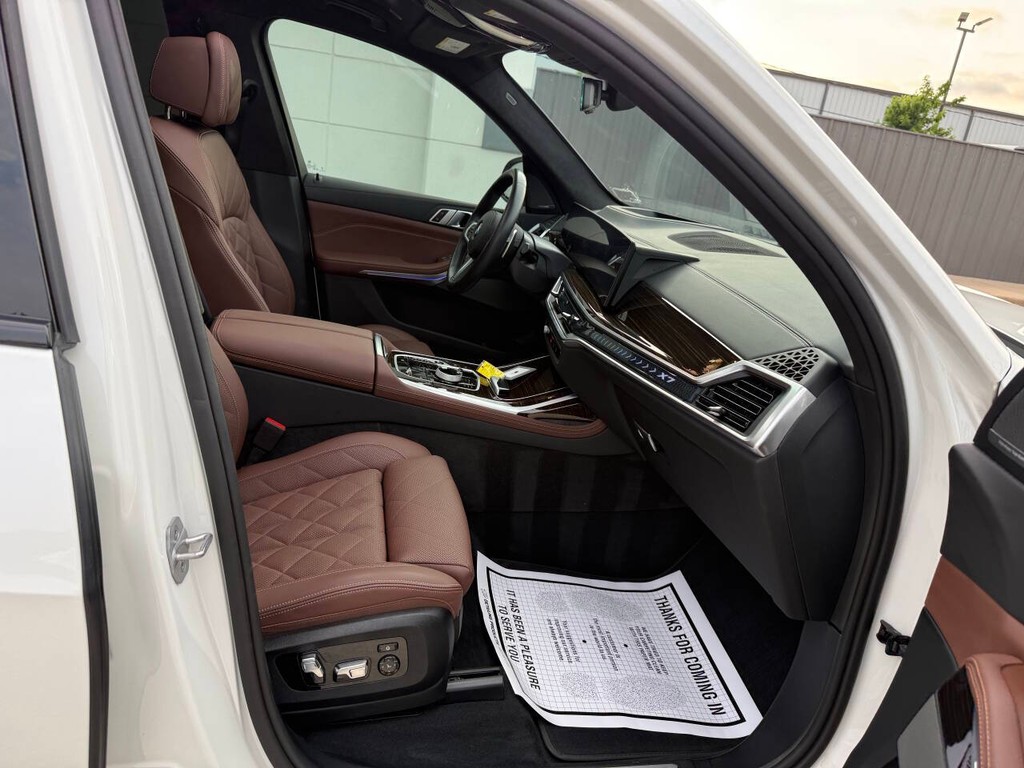 BMW X7 Vehicle Full-screen Gallery Image 10