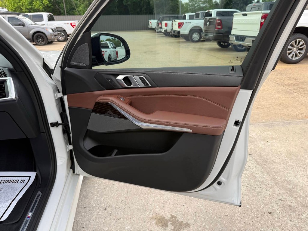 BMW X7 Vehicle Full-screen Gallery Image 11