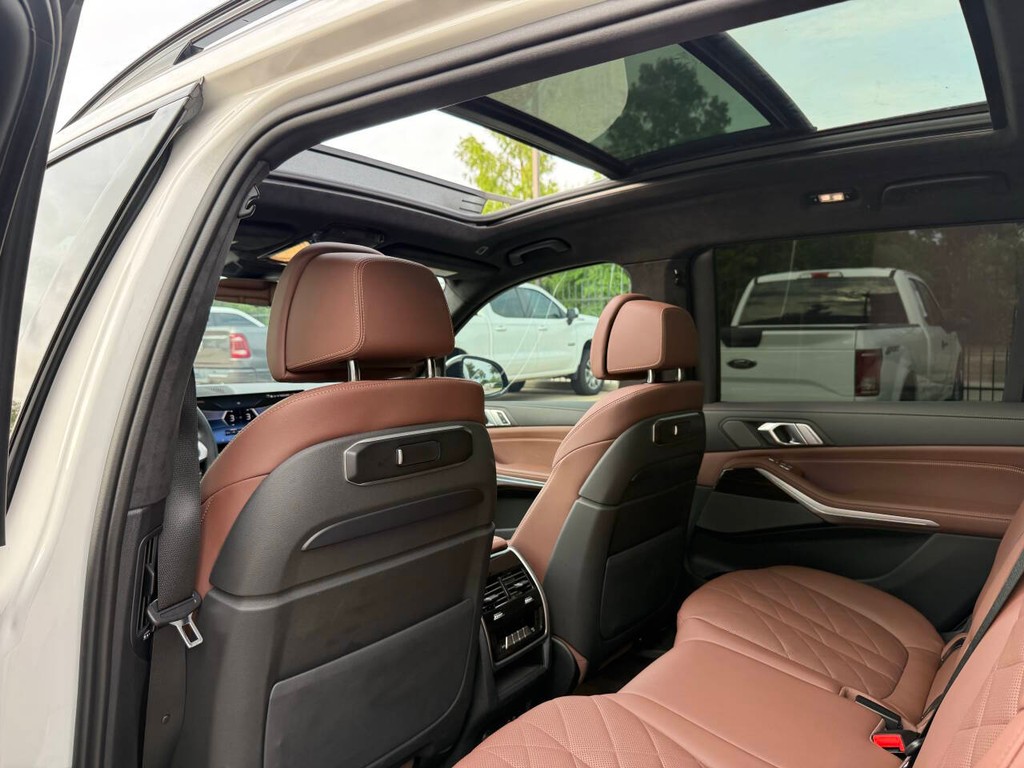 BMW X7 Vehicle Full-screen Gallery Image 12
