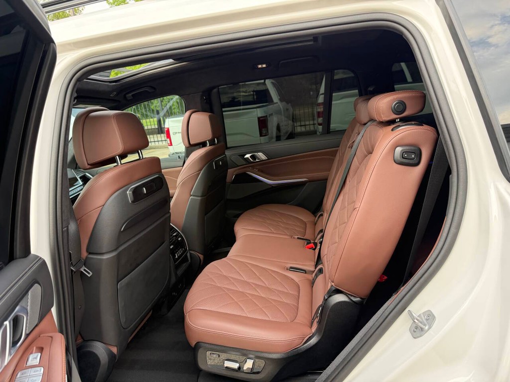 BMW X7 Vehicle Full-screen Gallery Image 13
