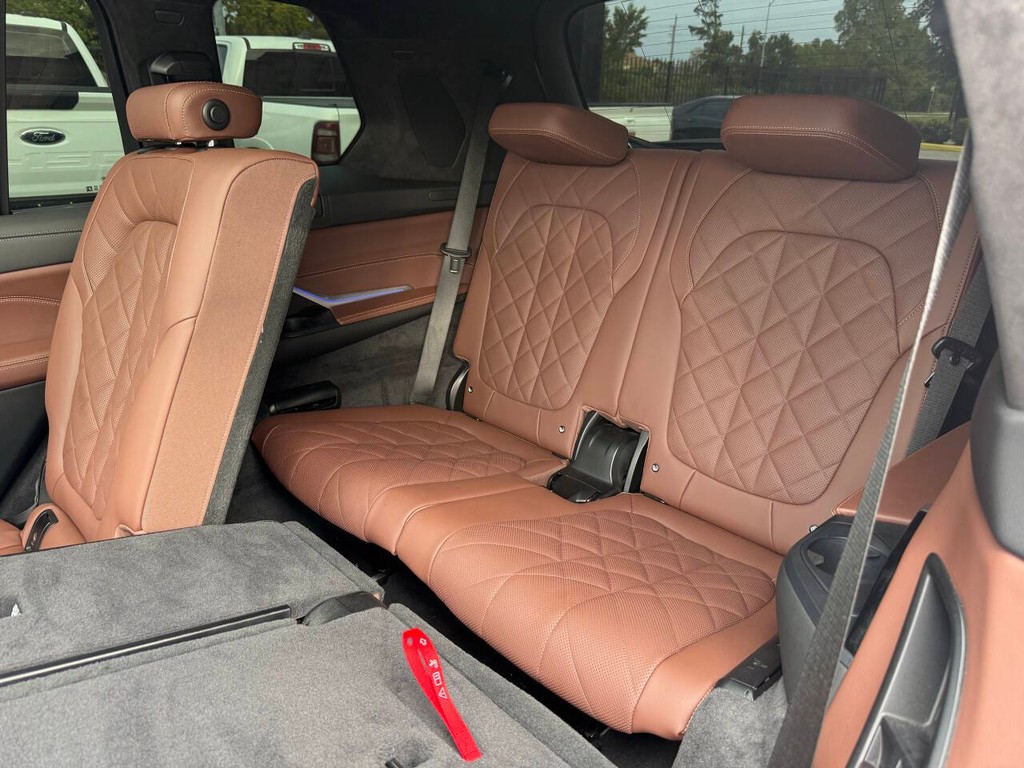 BMW X7 Vehicle Full-screen Gallery Image 14