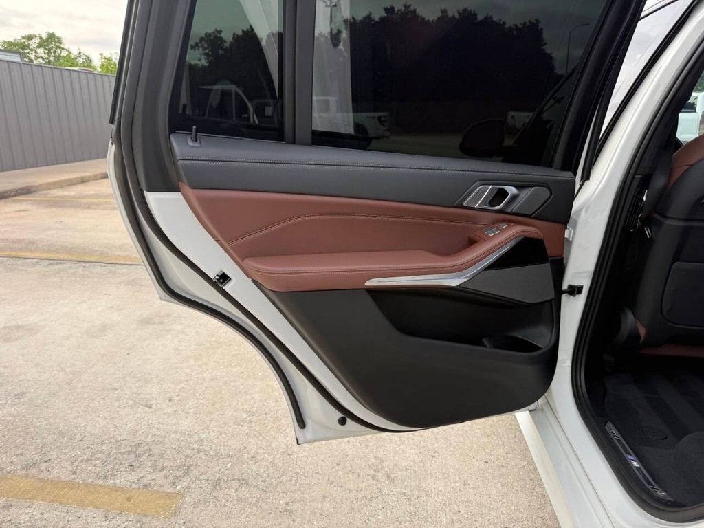 BMW X7 Vehicle Full-screen Gallery Image 15