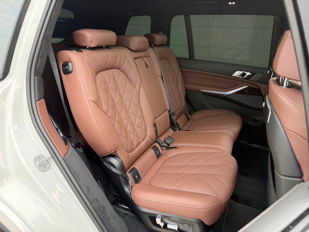 BMW X7 Vehicle Full-screen Gallery Image 16