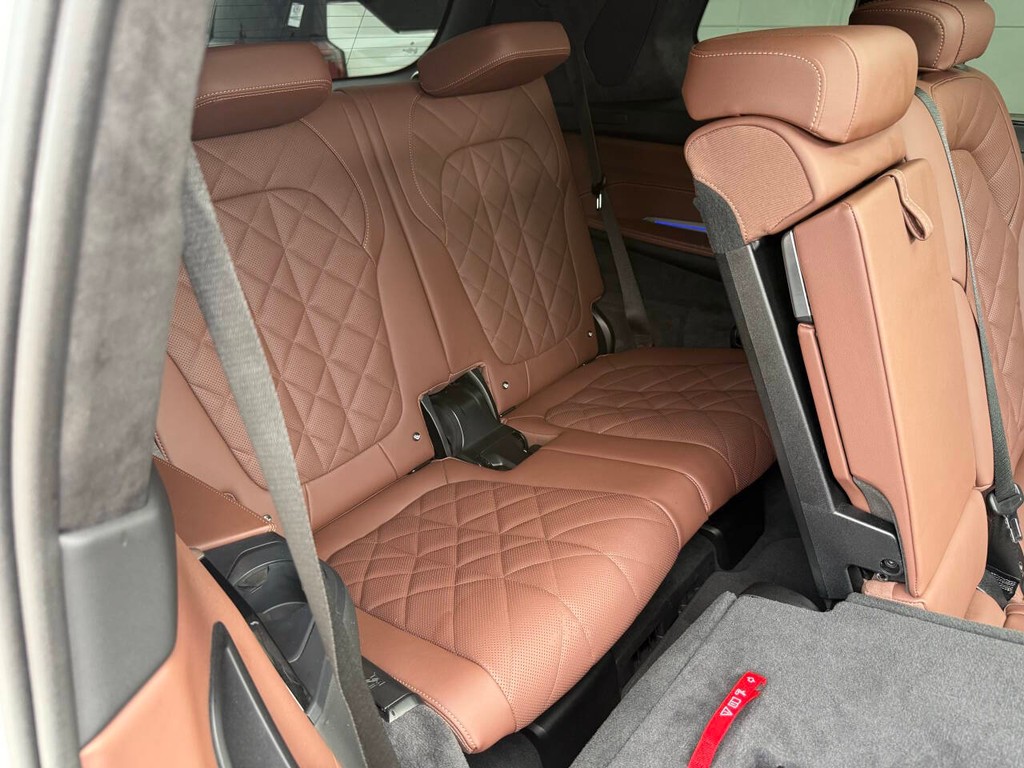 BMW X7 Vehicle Full-screen Gallery Image 17